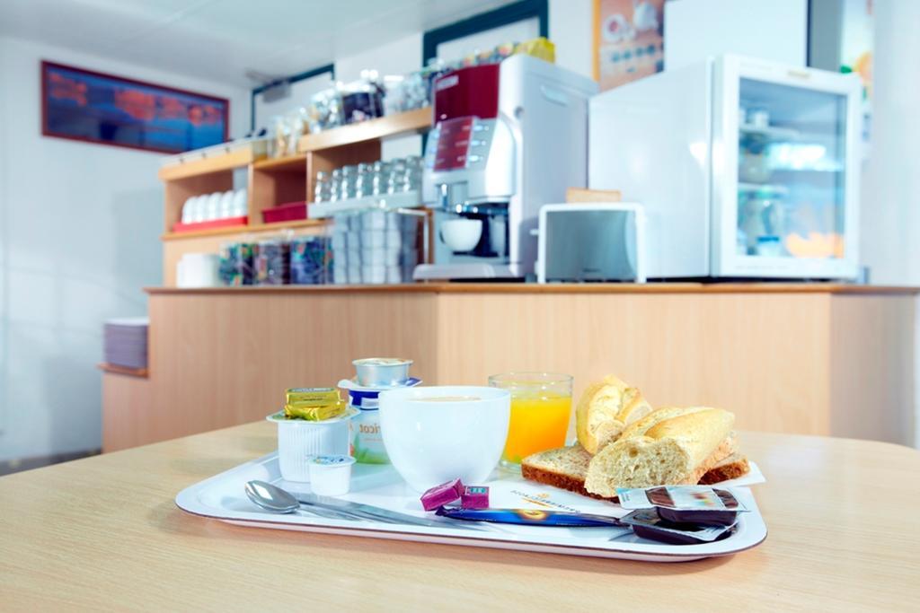 Premiere Classe Évreux Zewnętrze zdjęcie A typical breakfast