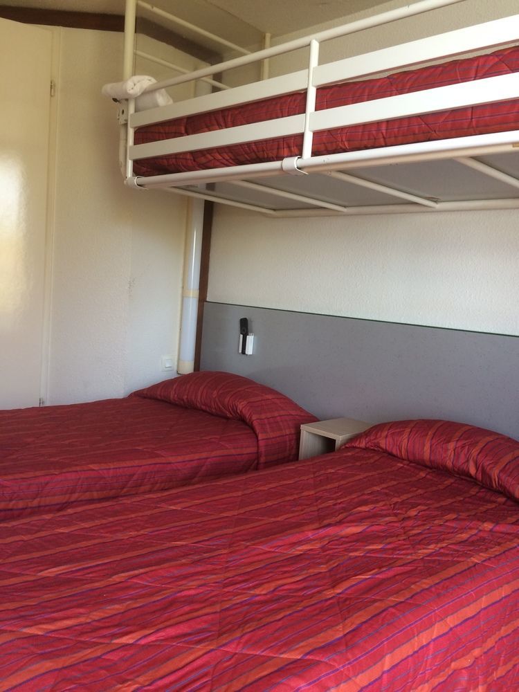 Premiere Classe Évreux Zewnętrze zdjęcie Bunk beds in a hotel room