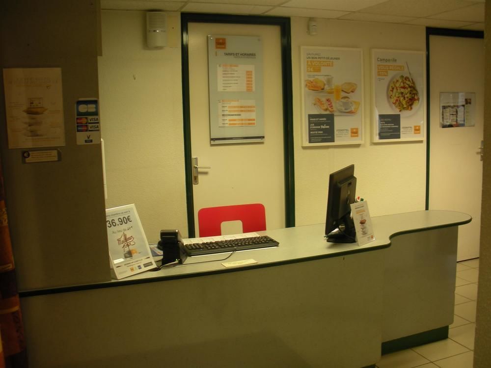 Premiere Classe Évreux Zewnętrze zdjęcie Reception desk at the University of Brighton