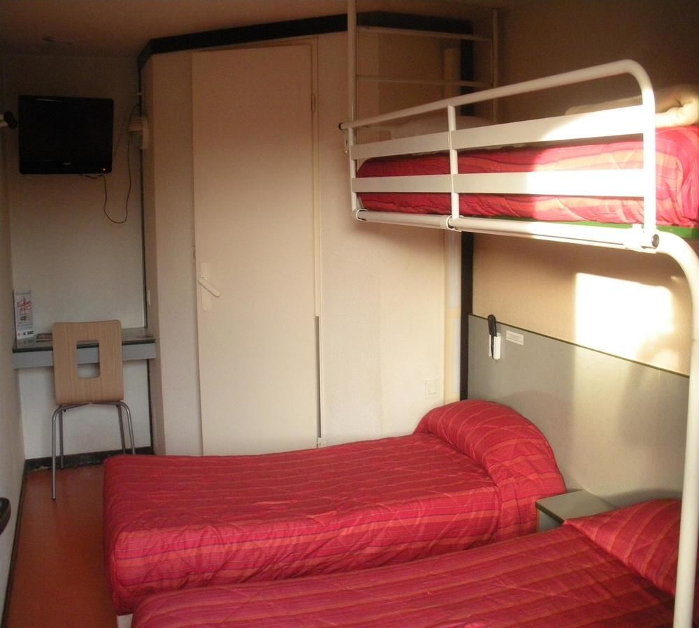 Premiere Classe Évreux Zewnętrze zdjęcie A typical room at a youth hostel