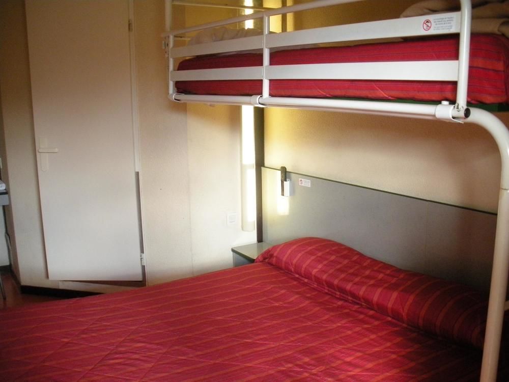 Premiere Classe Évreux Zewnętrze zdjęcie A typical room at a youth hostel