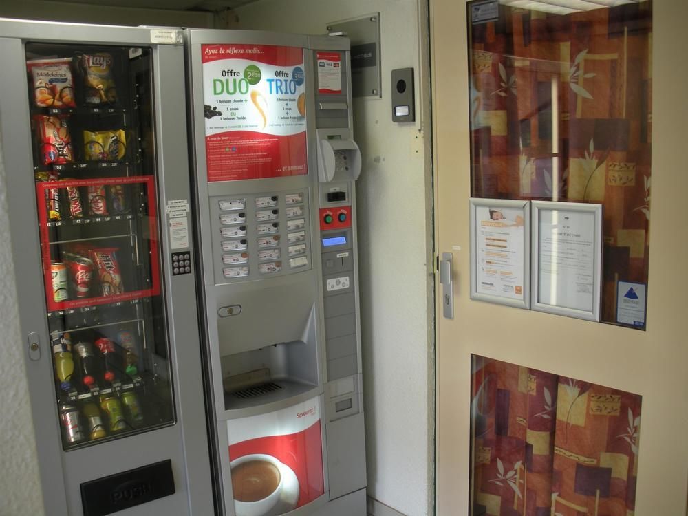 Premiere Classe Évreux Zewnętrze zdjęcie A vending machine