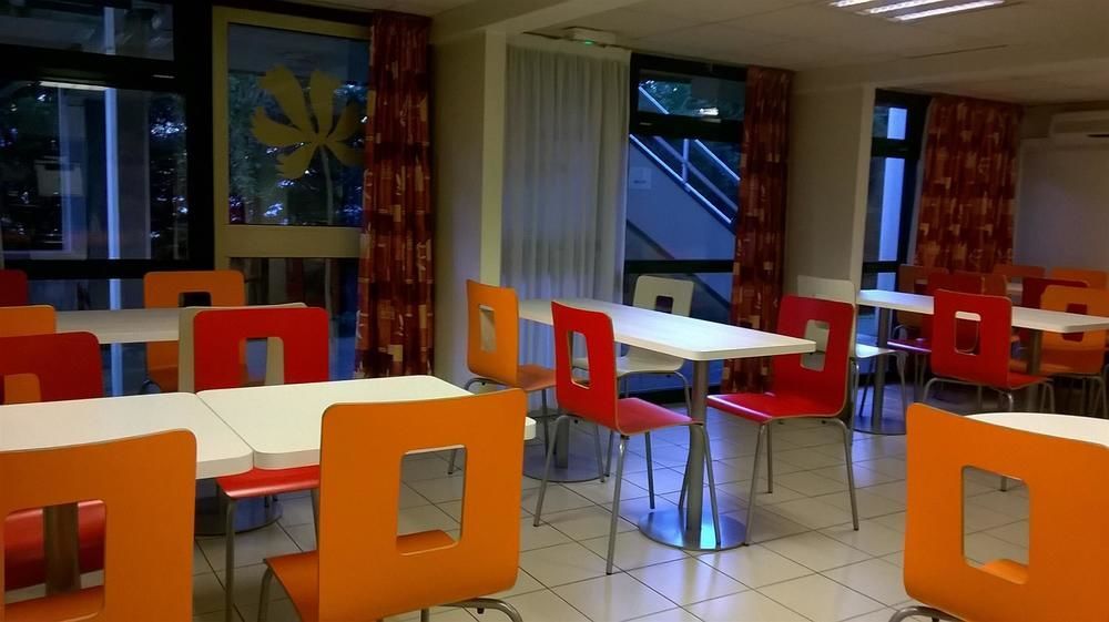 Premiere Classe Évreux Zewnętrze zdjęcie The interior of a typical McDonald's restaurant