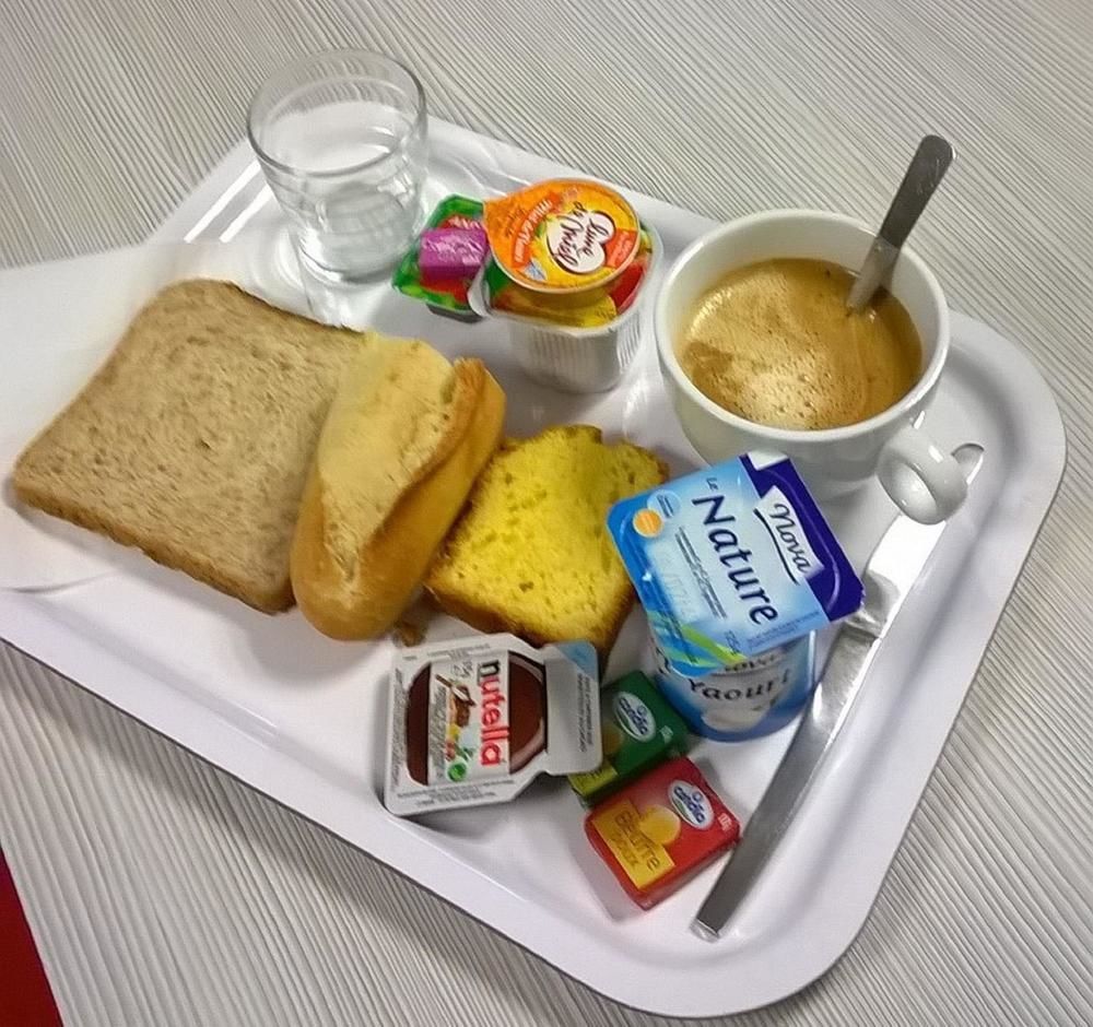Premiere Classe Évreux Zewnętrze zdjęcie A typical breakfast in France