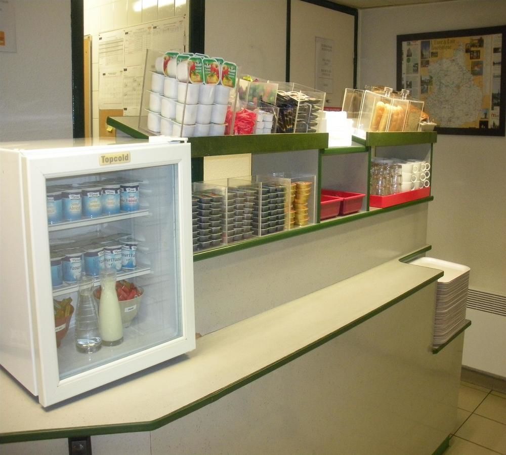 Premiere Classe Évreux Zewnętrze zdjęcie A counter refrigerator