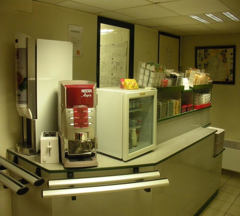 Premiere Classe Évreux Zewnętrze zdjęcie A coffee machine in a hospital