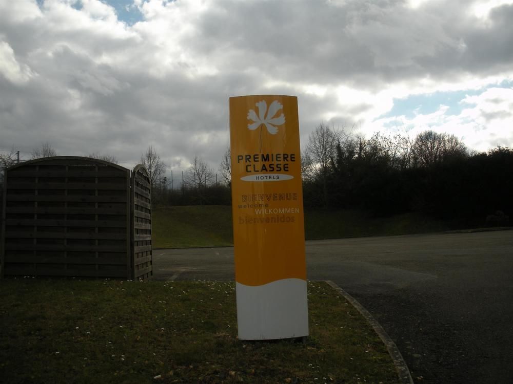 Premiere Classe Évreux Zewnętrze zdjęcie Entrance to the school