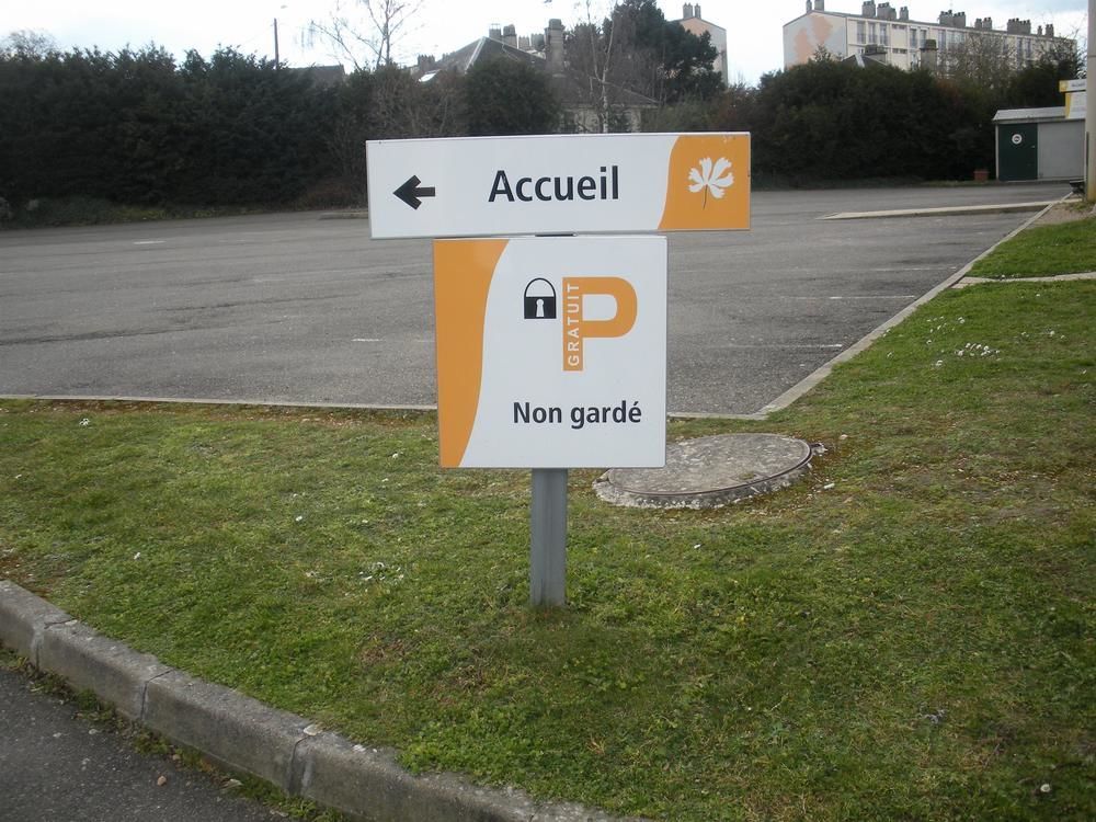 Premiere Classe Évreux Zewnętrze zdjęcie A sign in French
