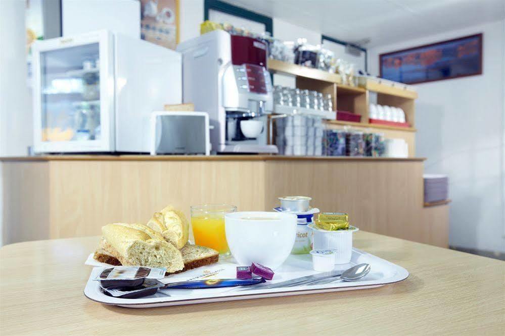 Premiere Classe Évreux Zewnętrze zdjęcie A typical breakfast at a German hotel