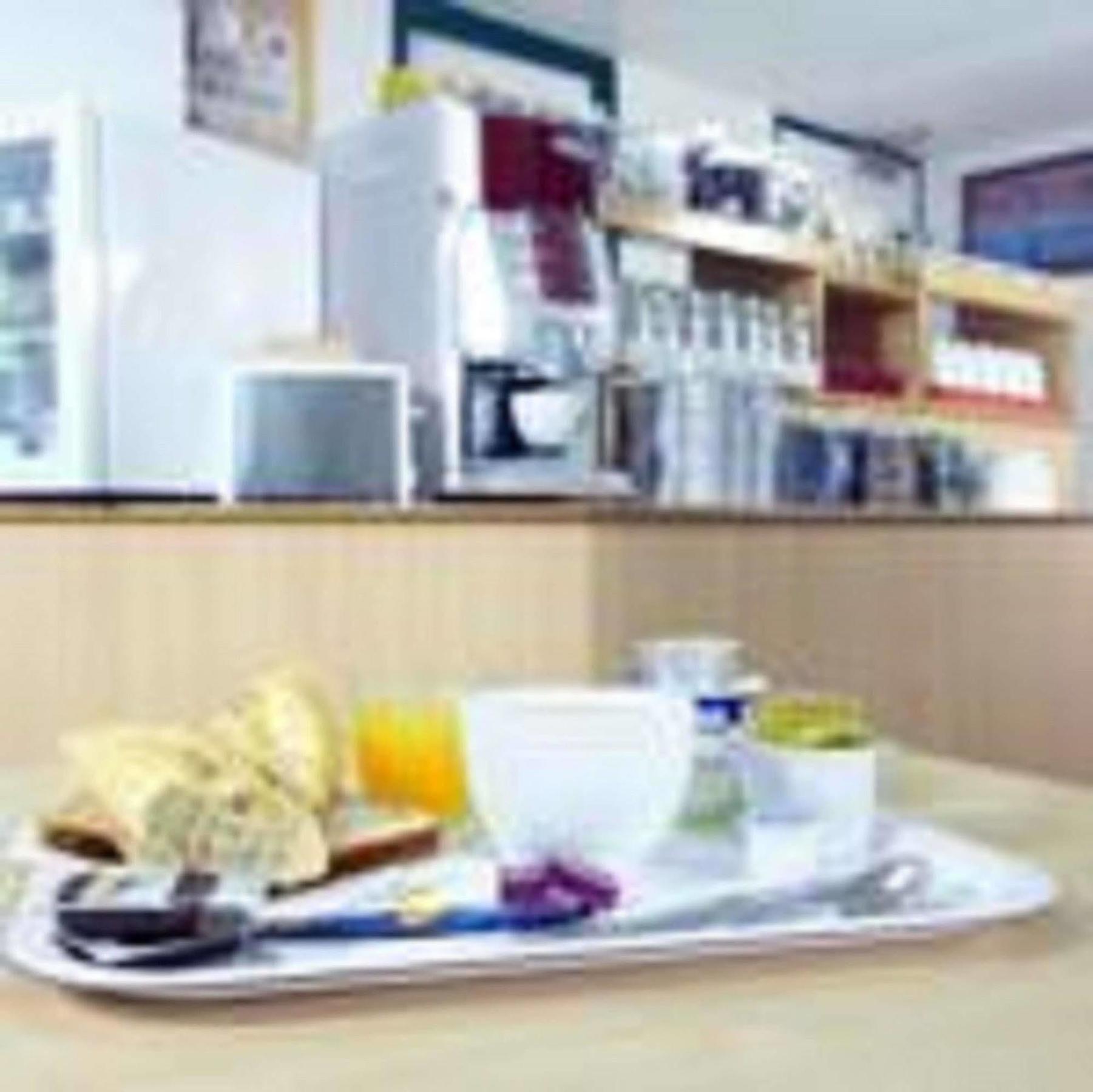 Premiere Classe Évreux Zewnętrze zdjęcie A typical meal at a hospital