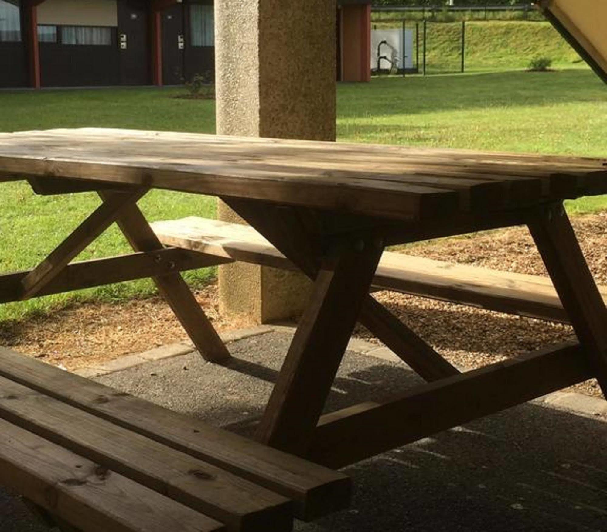 Premiere Classe Évreux Zewnętrze zdjęcie A picnic table