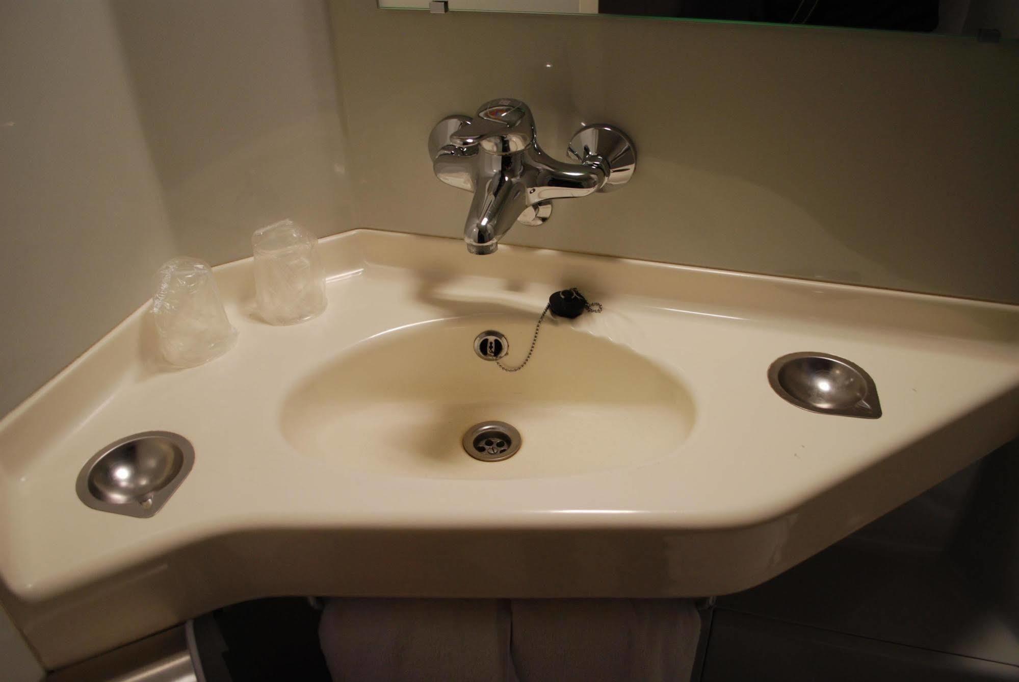 Premiere Classe Évreux Zewnętrze zdjęcie A typical lavatory