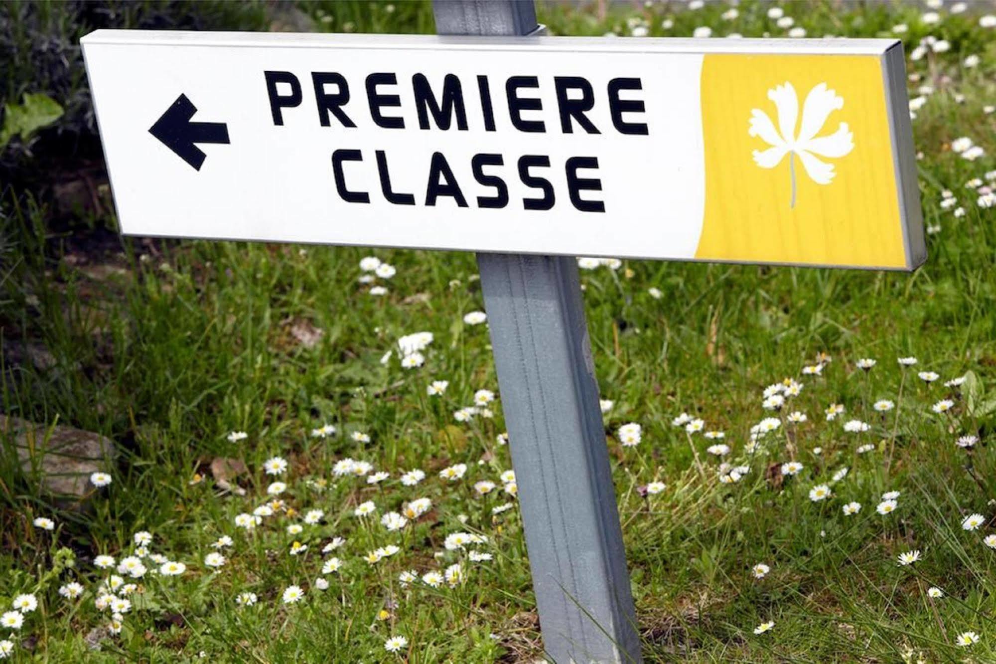 Premiere Classe Évreux Zewnętrze zdjęcie A sign for the route