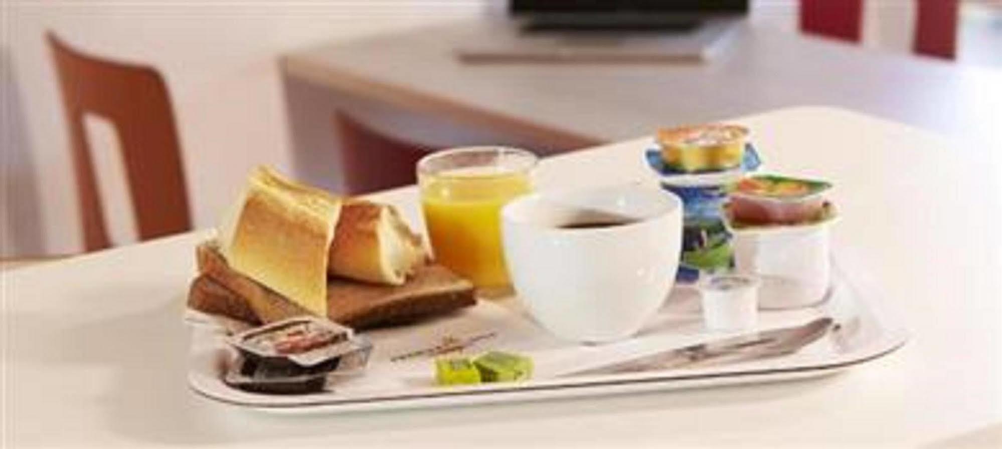Premiere Classe Évreux Zewnętrze zdjęcie A typical breakfast